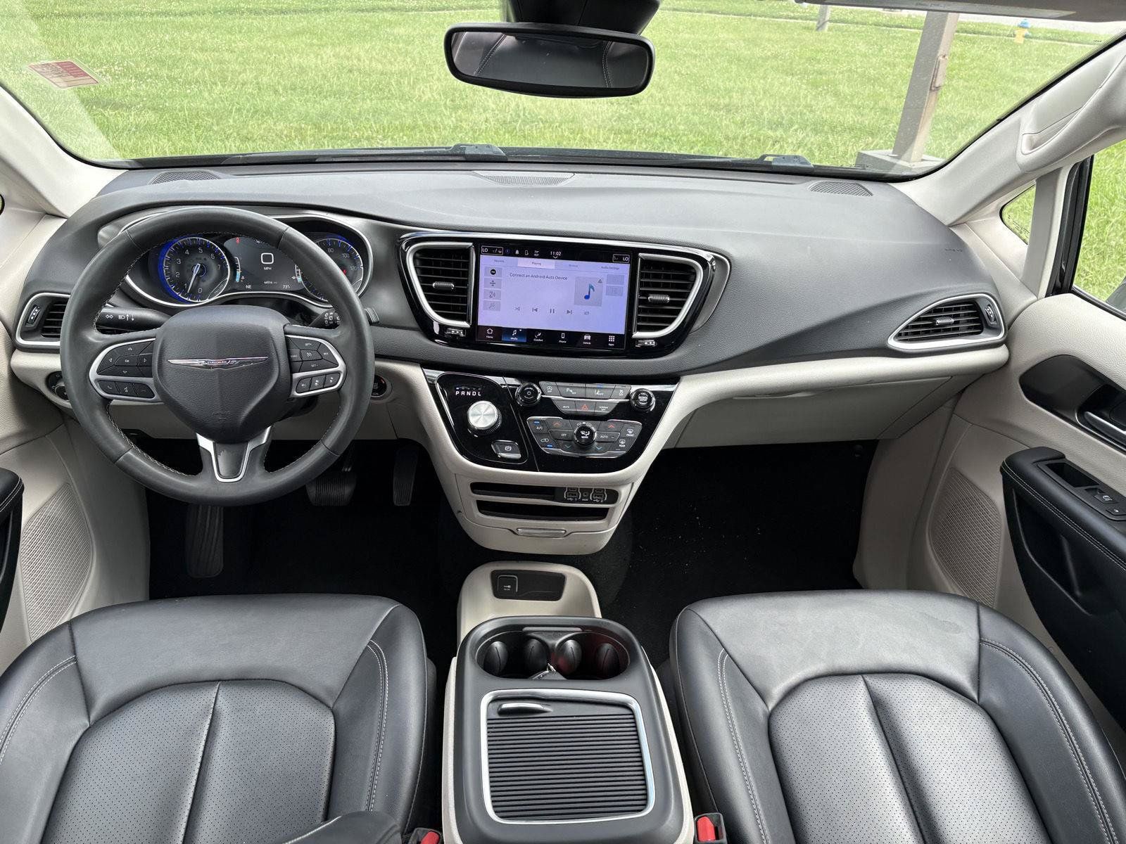 Used 2024 Chrysler Pacifica Touring-L FWD image 13