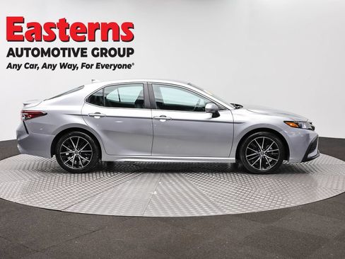 Used 2023 Toyota Camry SE FWD image 4