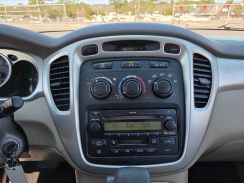 Used 2005 Toyota Highlander 4WD V6 w/ 3rd Row image 17