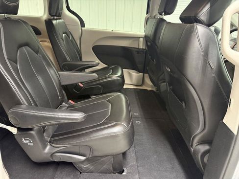 Used 2023 Chrysler Pacifica Touring-L FWD image 37