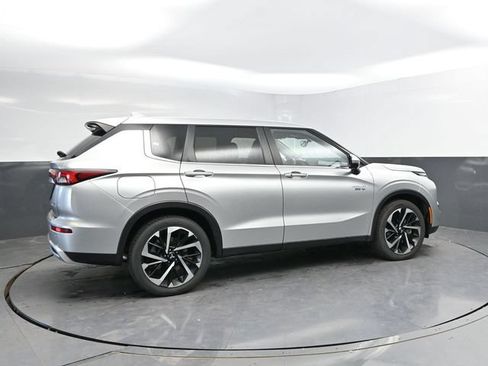 Used 2024 Mitsubishi Outlander 4WD Plug-In Hybrid image 2