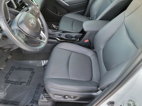 Used 2022 Toyota Corolla Cross XLE w/ Convenience Package image 11