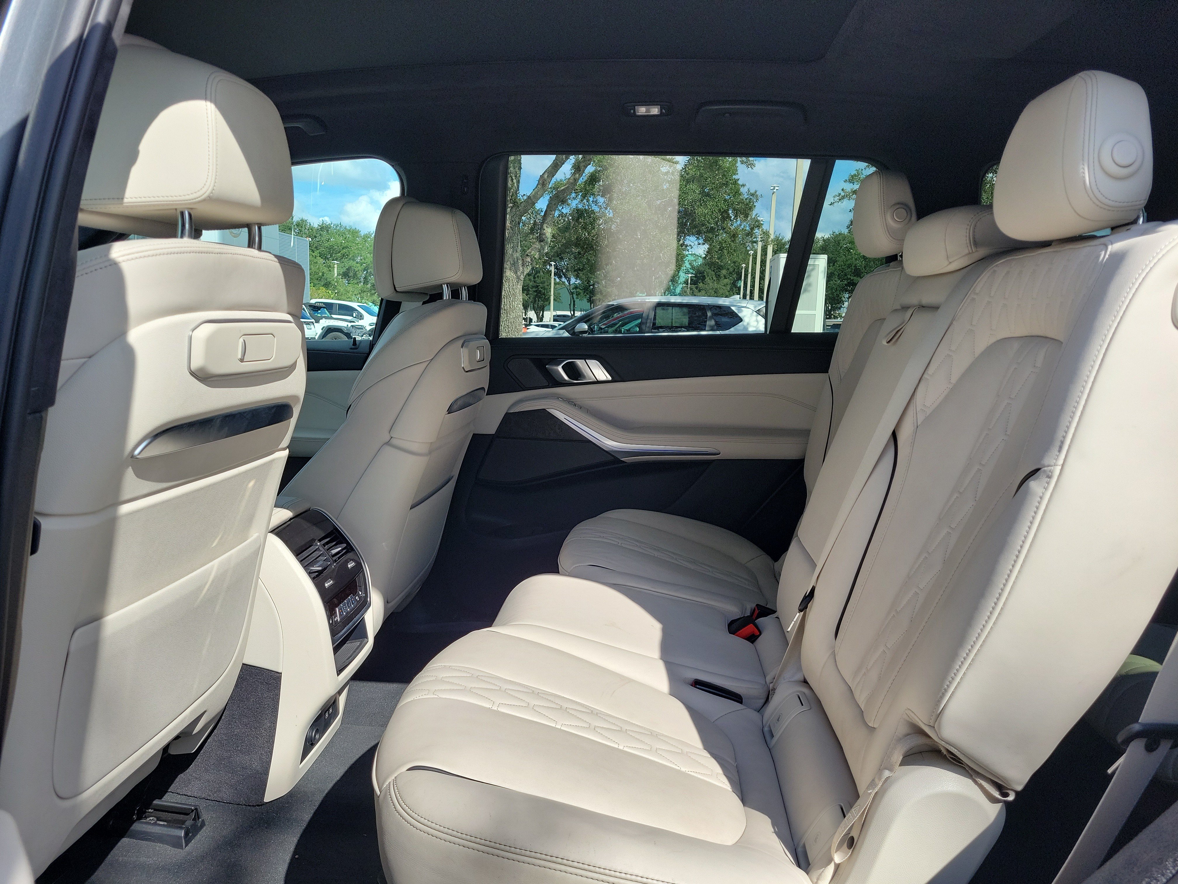 Used 2024 BMW X7 xDrive40i w/ M Sport Package AWD/4WD image 16
