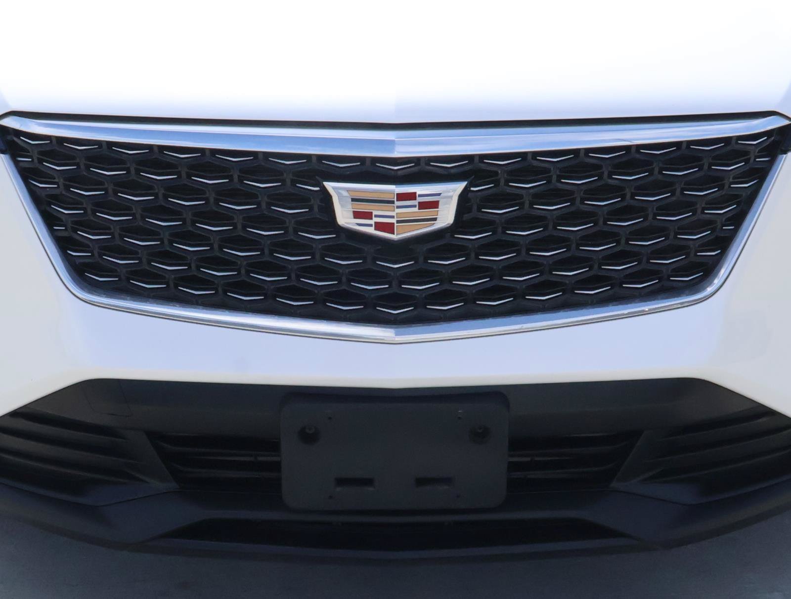 Certified 2024 Cadillac XT4 Luxury w/ Cold Weather Package FWD image 5
