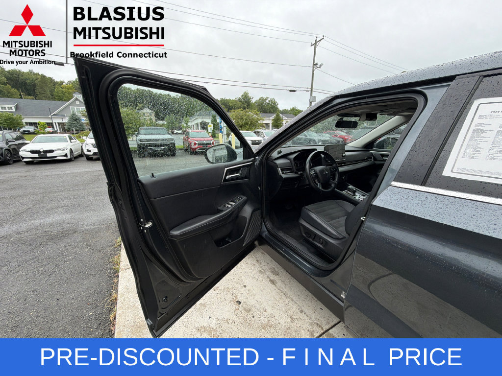 Used 2024 Mitsubishi Outlander SE FWD image 14