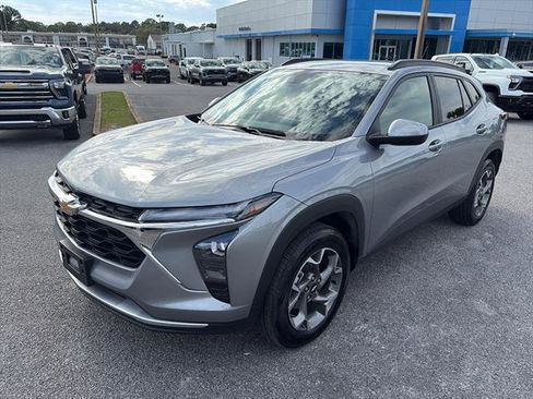 Used 2025 Chevrolet Trax LT w/ LT Convenience Package FWD image 2