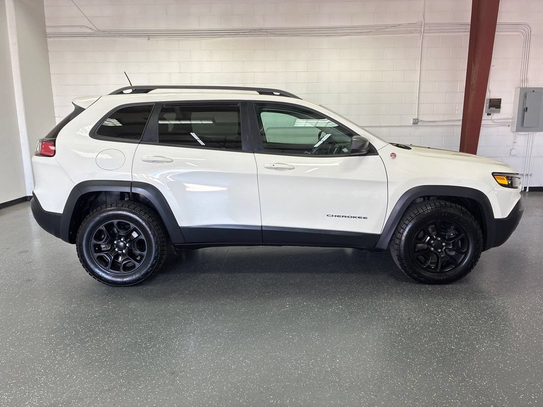 Used 2019 Jeep Cherokee Trailhawk w/ Cold Weather Group AWD/4WD image 3