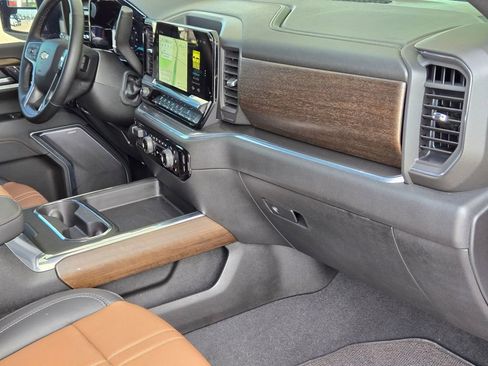 Used 2025 Chevrolet Silverado 2500 High Country w/ High Country Premium Package AWD/4WD image 29