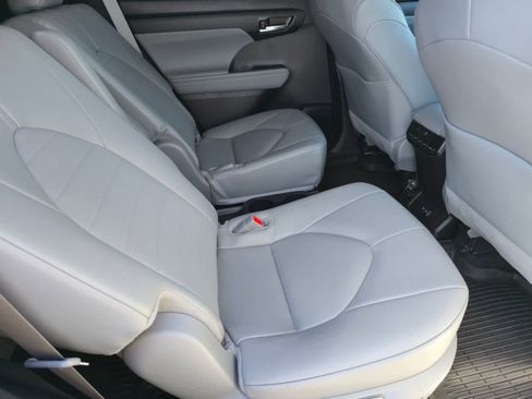 Used 2025 Toyota Highlander XLE AWD/4WD image 14
