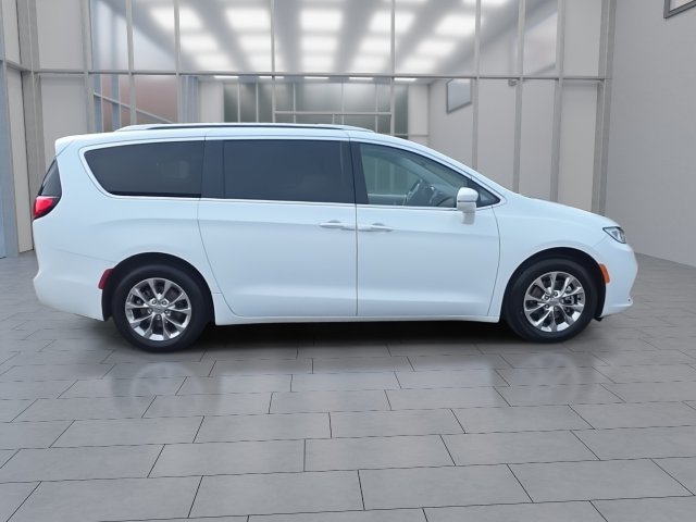 Used 2021 Chrysler Pacifica Touring-L FWD image 9