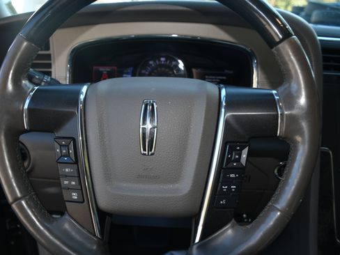 Used 2017 Lincoln Navigator Select image 13