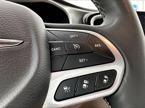Used 2023 Chrysler Pacifica Touring-L FWD image 18