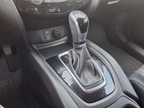 Used 2017 Nissan Rogue SV image 18