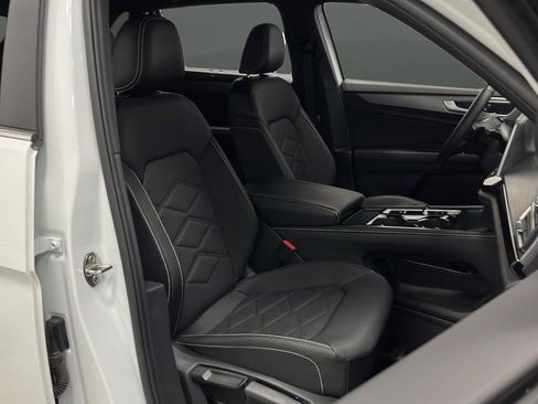 Used 2024 Volkswagen Atlas Cross Sport SE w/ Black Wheel Package image 23