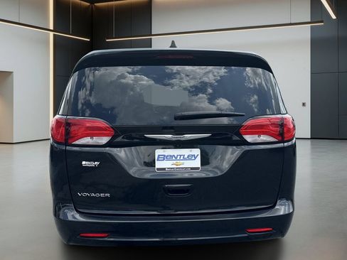 Used 2023 Chrysler Voyager LX FWD image 5