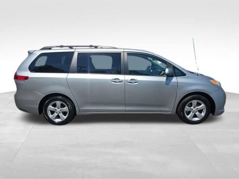 Used 2012 Toyota Sienna LE w/ Towing Pkg FWD image 6