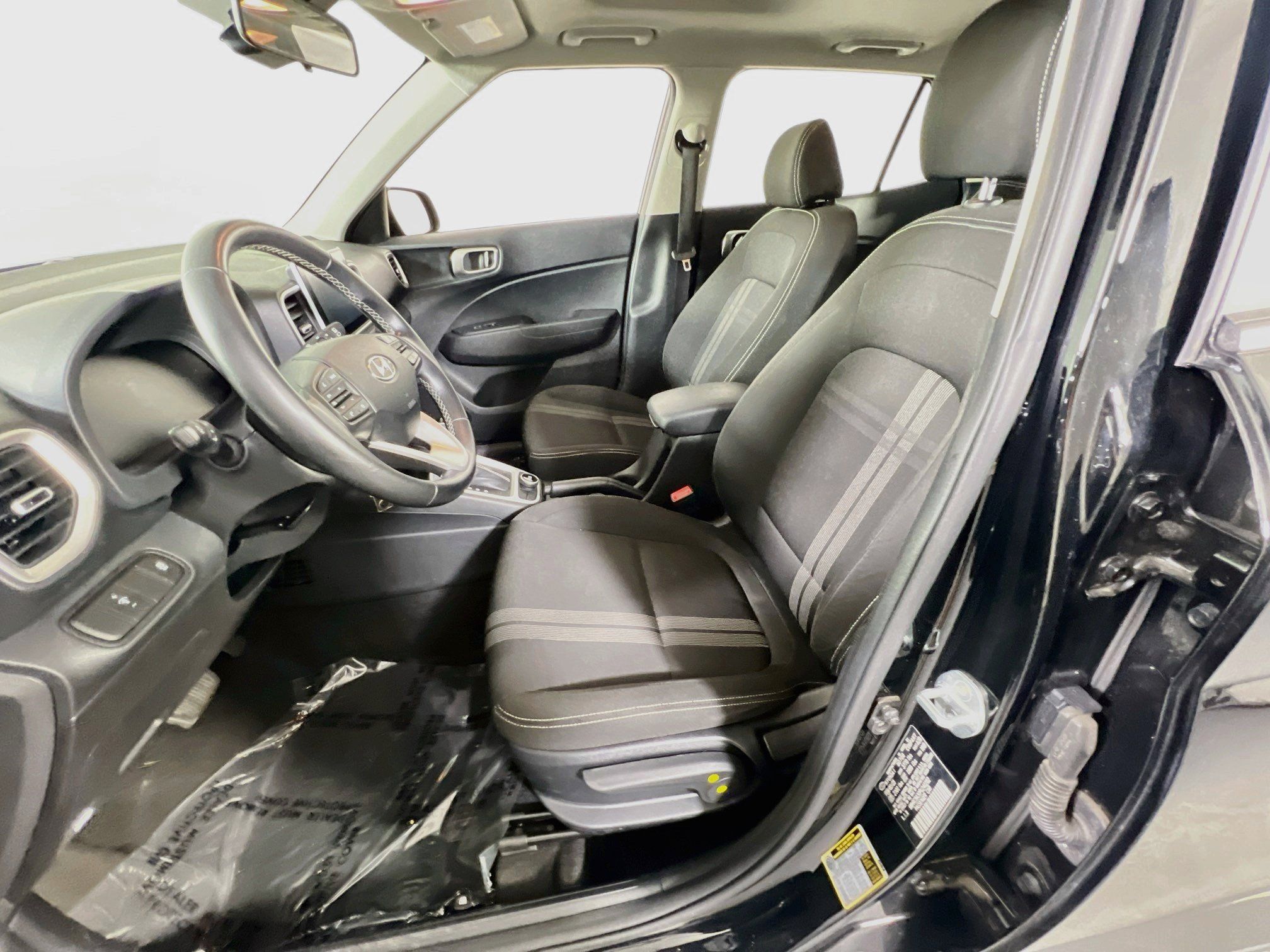 Used 2023 Hyundai Venue SEL FWD image 19