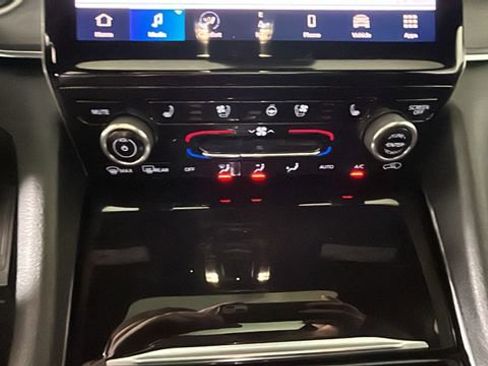 Used 2022 Jeep Grand Cherokee Overland w/ Luxury Tech Group IV AWD/4WD image 24