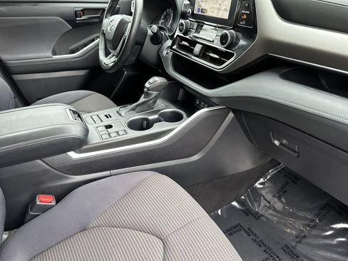 Used 2023 Toyota Highlander LE AWD/4WD image 15