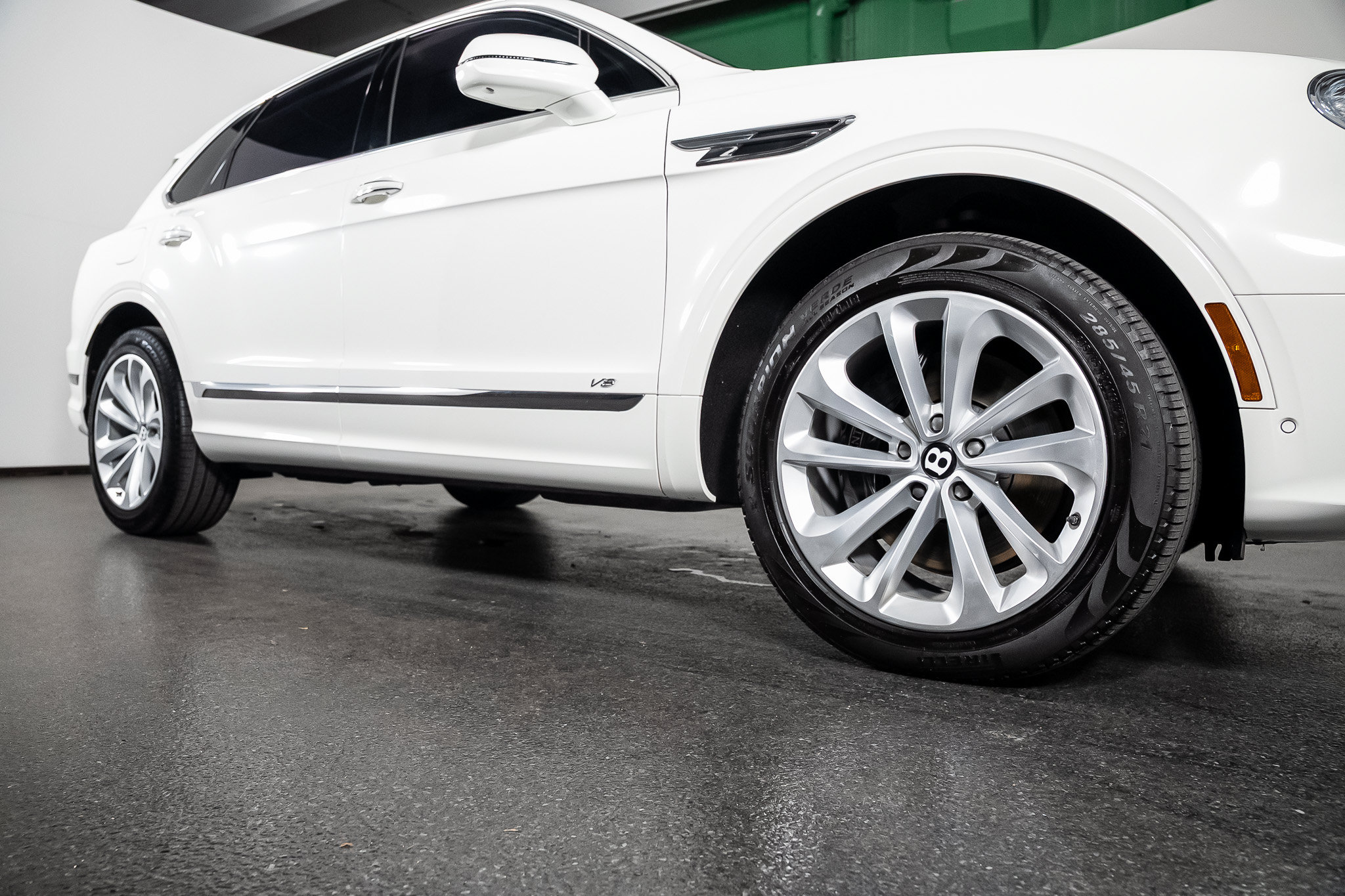 Used 2022 Bentley Bentayga AWD/4WD image 35