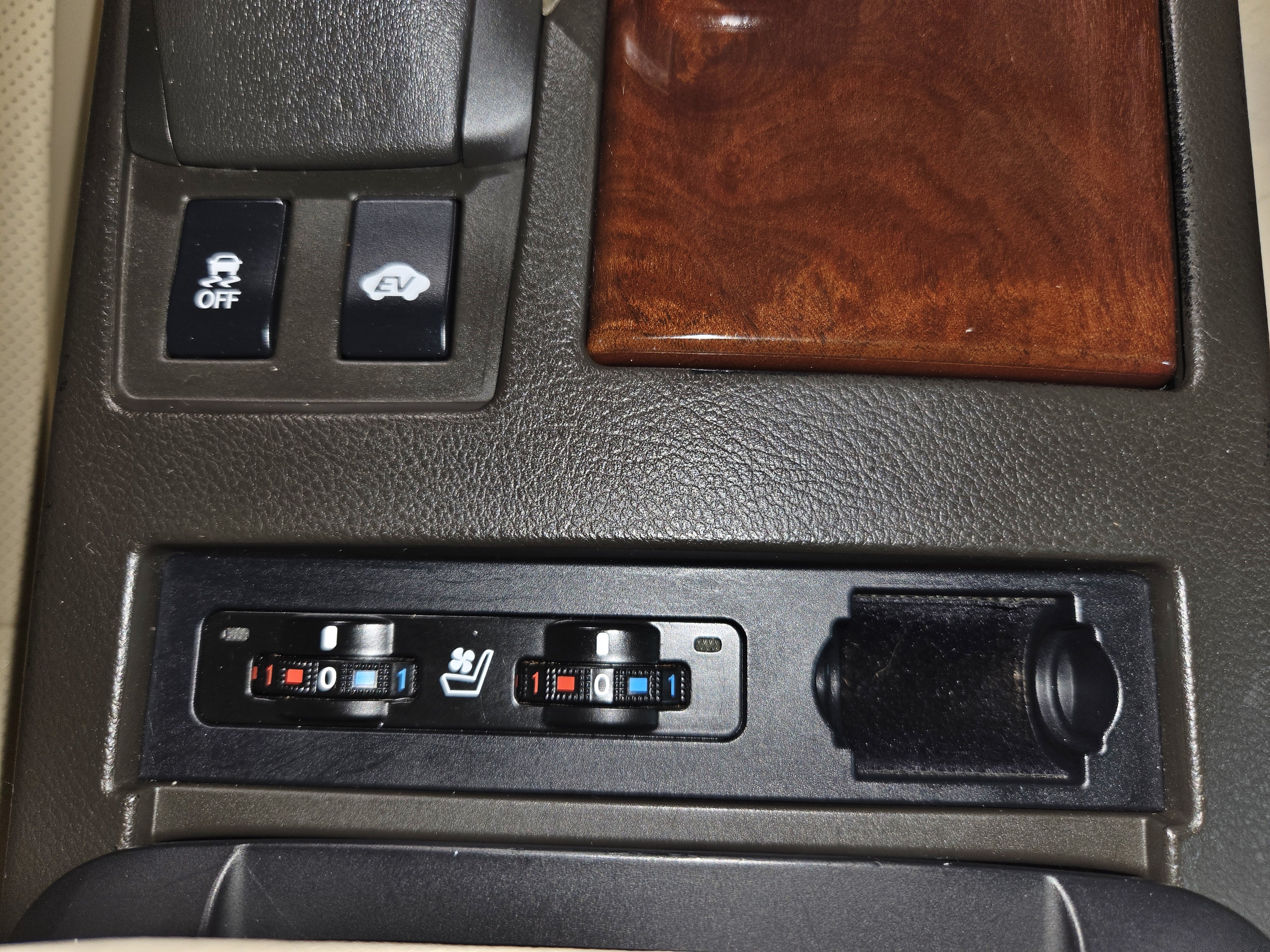 Used 2013 Lexus RX 450h FWD w/ Navigation Pkg image 40