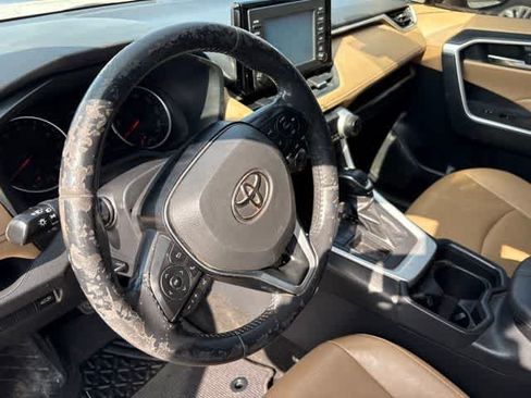 Used 2019 Toyota RAV4 XLE Premium FWD image 10