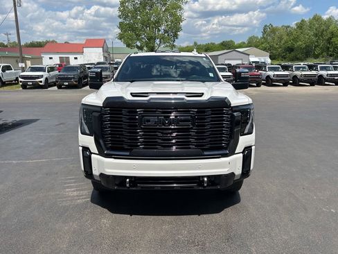 Used 2024 GMC Sierra 3500 Denali Ultimate AWD/4WD image 3