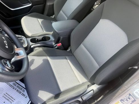 Used 2025 Kia Soul LX w/ LX Technology Package FWD image 17