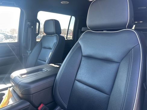 Used 2023 Chevrolet Suburban Premier image 10