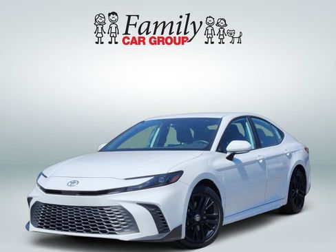 Used 2025 Toyota Camry SE FWD image 2