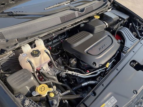 Used 2023 Chrysler Pacifica Touring-L image 28