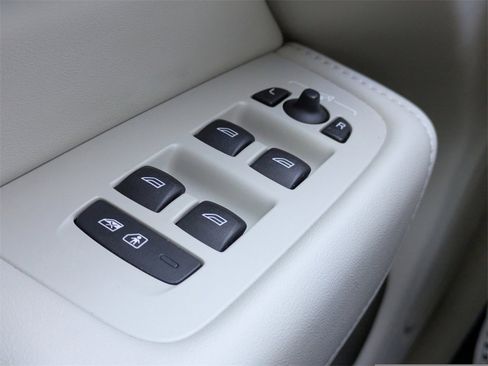 Certified 2024 Volvo XC60 B5 Plus image 24