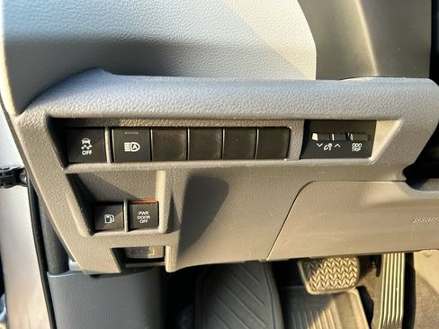 Used 2021 Toyota Sienna LE FWD image 14