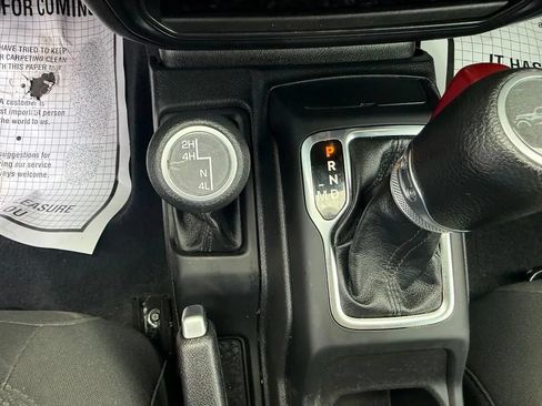 Used 2023 Jeep Gladiator Sport AWD/4WD image 19