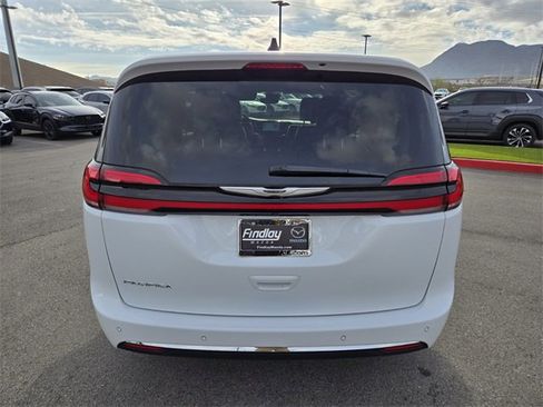 Used 2024 Chrysler Pacifica Touring-L image 5