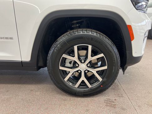 New 2025 Jeep Grand Cherokee Limited image 30