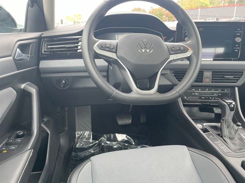 Used 2025 Volkswagen Jetta SE image 34