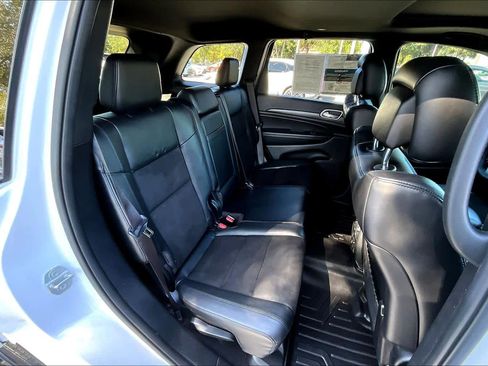 Used 2019 Jeep Grand Cherokee Altitude image 18