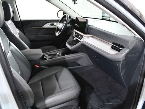 New 2025 Ford Explorer Active w/ Active Comfort Package image 10