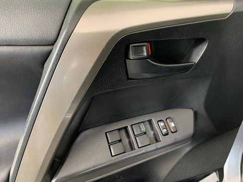 Used 2018 Toyota RAV4 LE image 14