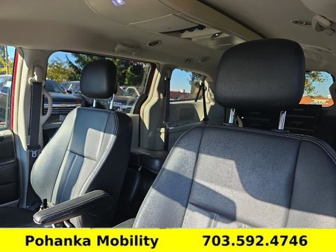 Used 2013 Chrysler Town & Country Touring image 22