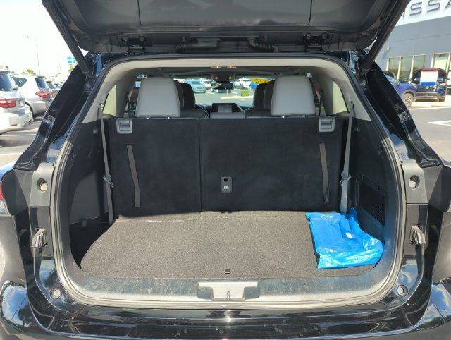 Used 2022 Toyota Highlander XLE FWD image 19