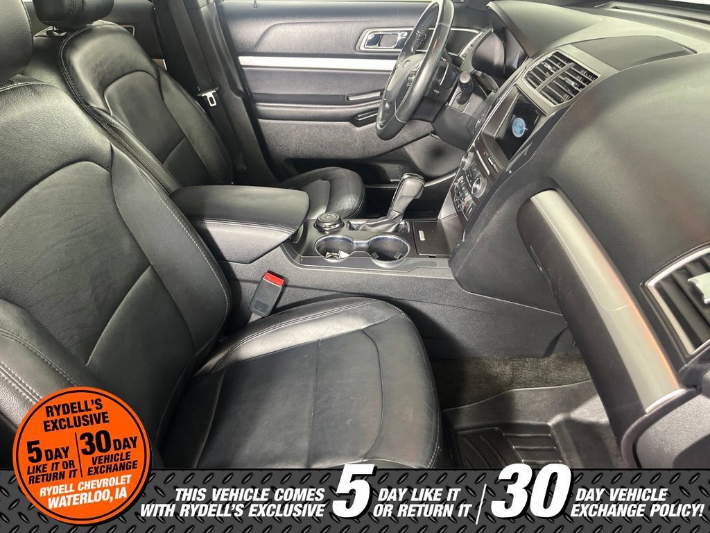 Used 2017 Ford Explorer XLT w/ Equipment Group 202A AWD/4WD image 18