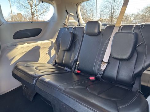 Used 2022 Chrysler Pacifica Touring-L image 48