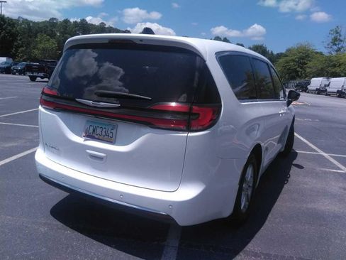 Used 2024 Chrysler Pacifica Touring-L FWD image 6