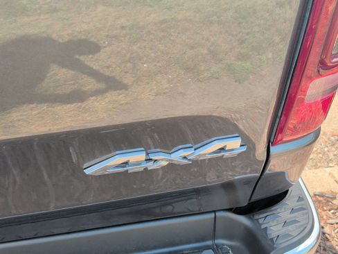 Used 2021 RAM 1500 Laramie AWD/4WD image 6