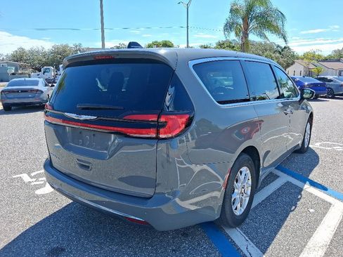 Used 2023 Chrysler Pacifica Touring-L FWD image 5
