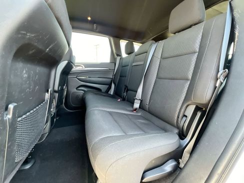 Used 2021 Jeep Grand Cherokee Laredo AWD/4WD image 19