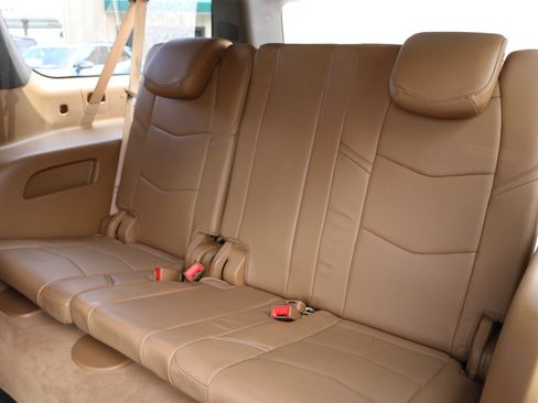 Used 2017 Cadillac Escalade ESV Platinum RWD image 41