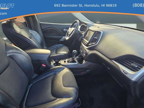 Used 2018 Jeep Cherokee Trailhawk AWD/4WD image 10